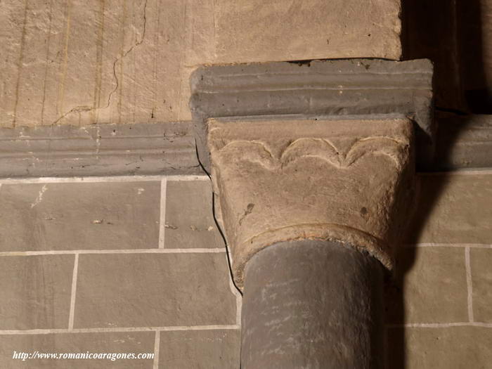 CAPITEL DEL MURO NORTE, DECORADO CON LUNAS